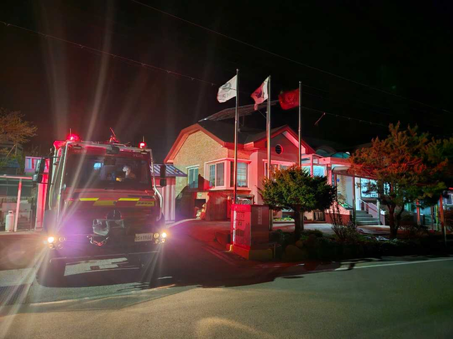 ▲ 지난 26일 인제 상남면 하동리에서 발생한 산불이 이틀째 이어지고 있는 가운데, 소방당국이 민가 인근에 차량과 인력을 배치해 방어선 구축에 나섰다. 강원소방본부 제공