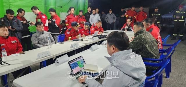 ▲ 26일 오후 인제군 상남면 하남리 인근 야산에서 발생한 산불의 진화율이 27일 오전 5시 기준 98%를 기록하고 있다.  27일 첫 진화 전략회의가 열리고 있다.