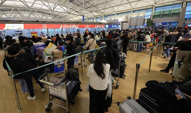 ▲인천공항 제1여객터미널 출국장 승객 탑승 수속 [연합뉴스]