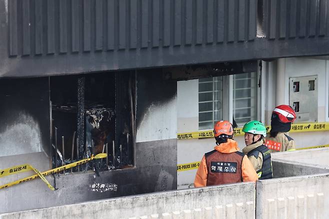 소방 관계자들이 화재가 발생한 서울 관악구 봉천동의 한 아파트에서 합동감식을 하고 있다. 사진=뉴스1