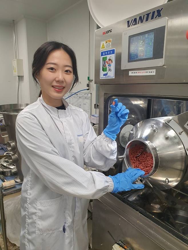 신보경 대리가 정제 코팅기를 다루고 있다. 윤현주 기자