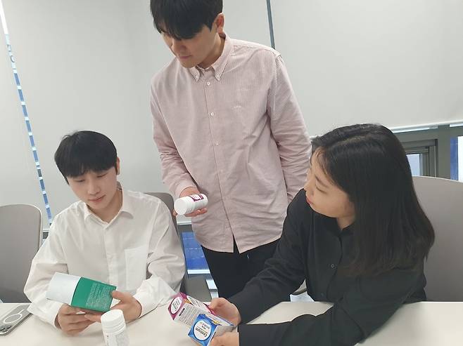 해외 사업실 직원들이 수출 브랜드 제품 개발 회의를 하고 있다. 윤현주 기자