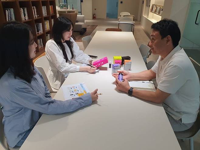 마케팅실 직원들이 건기식 트렌드 회의를 하고 있다. 윤현주 기자