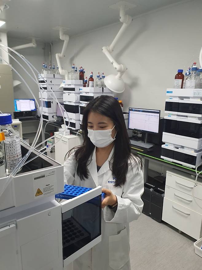 장다혜 대리가 분석 장비를 다루고 있다. 윤현주 기자