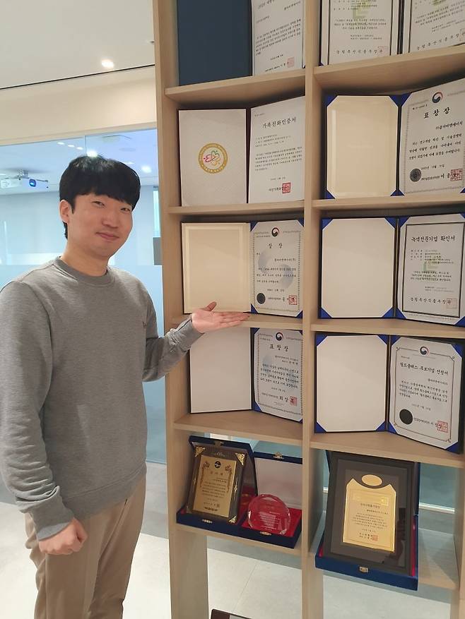 안교봉 사원이 월드클래스 후보기업 선정서 등 상장을 자랑하고 있다. 윤현주 기자