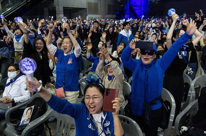 27일 경기 고양시 킨텍스에서 열린 더불어민주당 수도권·강원·제주 합동연설회에서 참석자들이 대선 경선 결과 득표율 발표에 환호하고 있다. 뉴스1