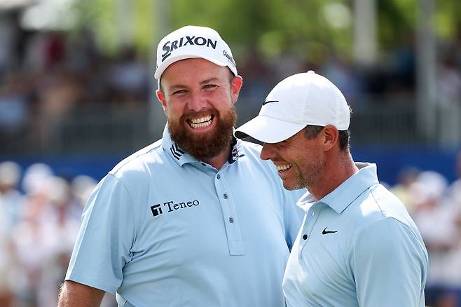 로리 매킬로이(오른쪽)가 27일 미국 루이지애나주 애번데일의 TPC 루이지애나에서 열린 PGA투어 취리히 클래식 3라운드 18번 홀에서 이글 퍼트를 성공시킨 뒤 셰인 라우리와 함께 기뻐하고 있다. 게티이미지코리아