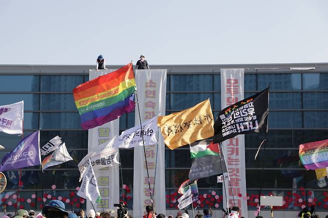 지난 26일 한국옵티칼하이테크 구미공장 앞에서 열린 희망버스 문화제. 금속노조 제공