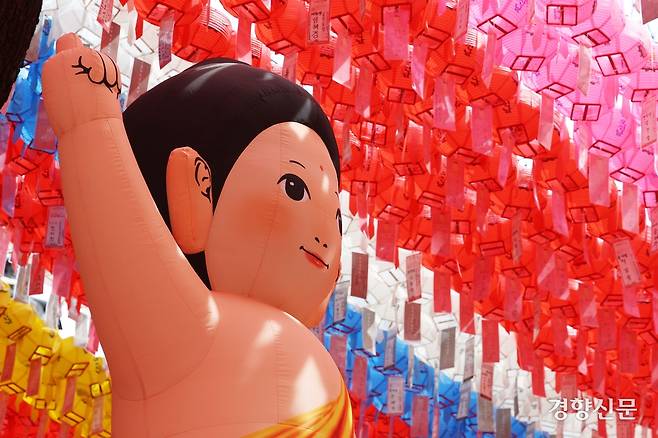 부처님오신날을 여드레 앞둔 27일 서울 종로구 조계사에 부처님 연등이 설치돼 있다.  한수빈 기자