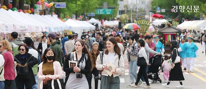 2025 연등회 전통문화마당이 시민들로 북적이고 있다.