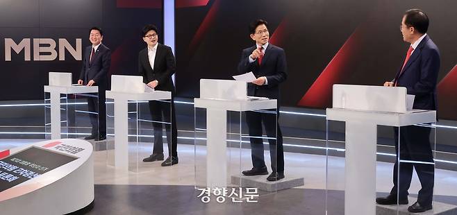 서울 중구 매경미디어센터에서 지난 26일 열린 국민의힘 대통령 선거 제2차 경선 후보자 토론회에서 후보들이 토론에 앞서 대화를 나누고 있다. 왼쪽부터 안철수, 한동훈, 김문수, 홍준표 후보. 국회사진기자단
