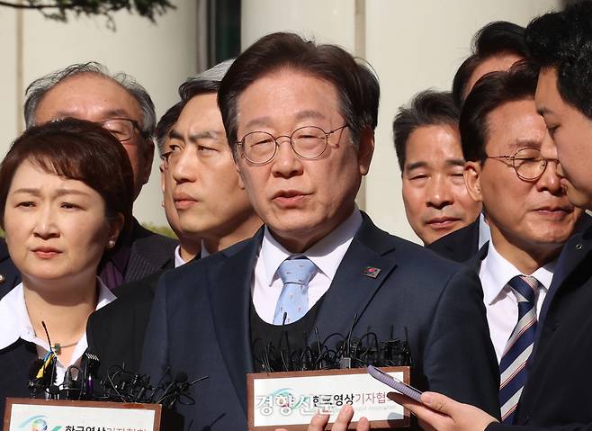 이재명 더불어민주당 대선 후보가 지난달 26일 공직선거법 위반 혐의 항소심에서 무죄를 선고받은 후 서울 서초구 고등법원 앞에서 입장을 밝히고 있다. 사진공동취재단