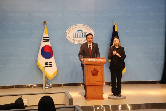 정연욱(부산 수영) 의원이 지난 25일 국회에서 장예찬 전 국민의힘 청년최고위원 복당을 반대하는 기자회견을 열고 있다. 의원실 제공