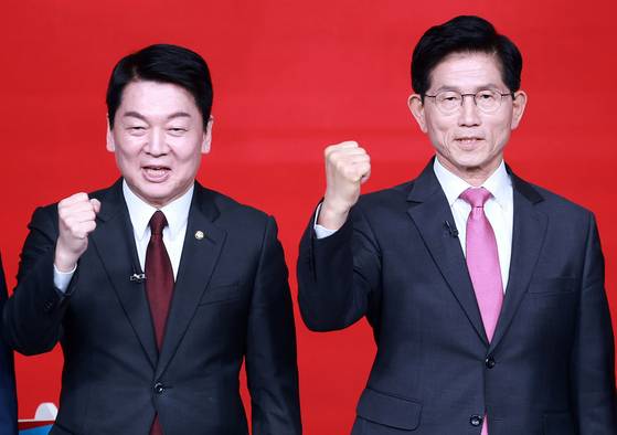 People Power Party (PPP) presidential primary candidate Ahn Cheol-soo, left, and fellow PPP primary candidate Kim Moon-soo pose for a photo before a primary debate held at the ASSA Art Hall in Gangseo District, western Seoul on April 19. [NEWS1]