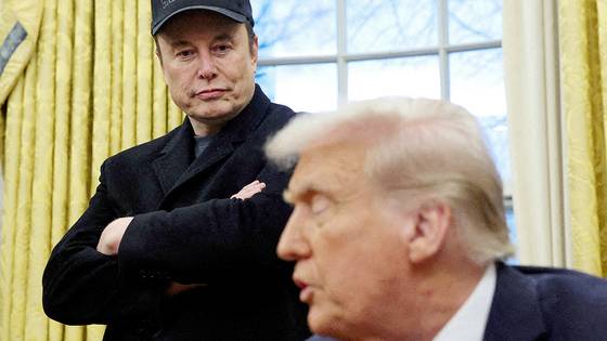 Tesla CEO Elon Musk listens to U.S. President Donald Trump speak in the Oval Office of the White House in Washington on Feb. 11. [REUTERS/YONHAP]