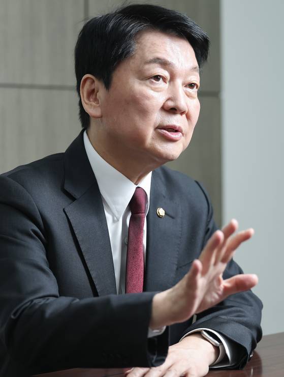 People Power Party presidential primary candidate Ahn Cheol-soo speaks during an interview with the JoongAng Ilbo, an affiliate of the Korea JoongAng Daily, at his campaign office in Yeouido, western Seoul on April 20. [JUN MIN-KYU]