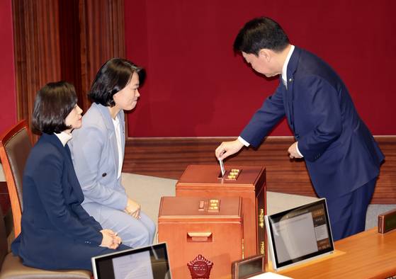 People Power Party presidential primary candidate Ahn Cheol-soo casts his ballot during the impeachment motion against former President Yoon Suk Yeol on Dec. 7, 2024. [JUN MIN-KYU]