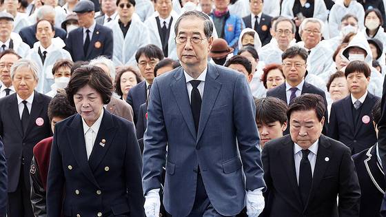 Acting President and Prime Minister Han Duck-soo walks into the main venue of the April 19th National Cemetery in Gangbuk District, northern Seoul, on April 19. [YONHAP]