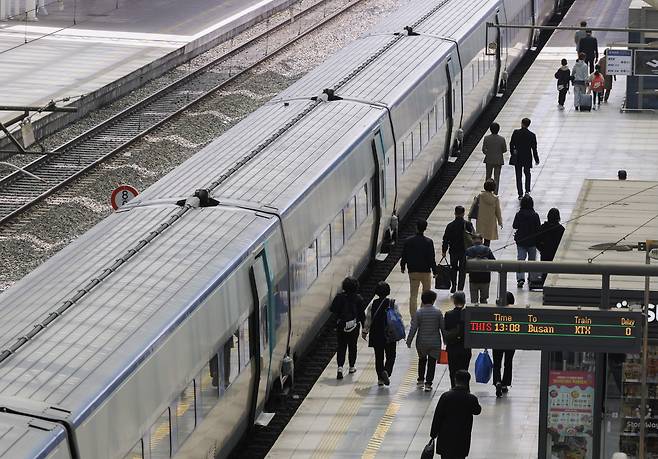 Passengers get on board a KTX train at Seoul Station on March 26. [YONHAP]