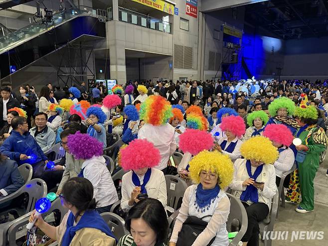 이재명 더불어민주당 경선 후보 지지자들이 27일 오후 킨텍스에서 열린 수도권·강원·제주 순회 경선 합동연설회에 참석했다. 송금종 기자&nbsp;