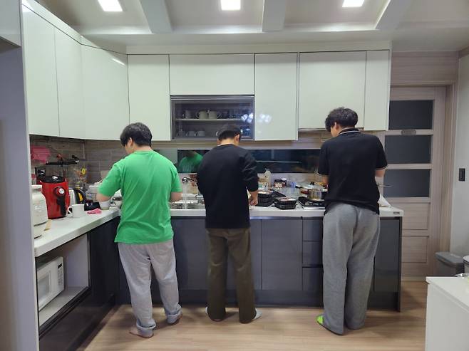 우리집 구성원들이 공유 주방에서 함께 요리하고 있다. 이지수 쿠키청년기자