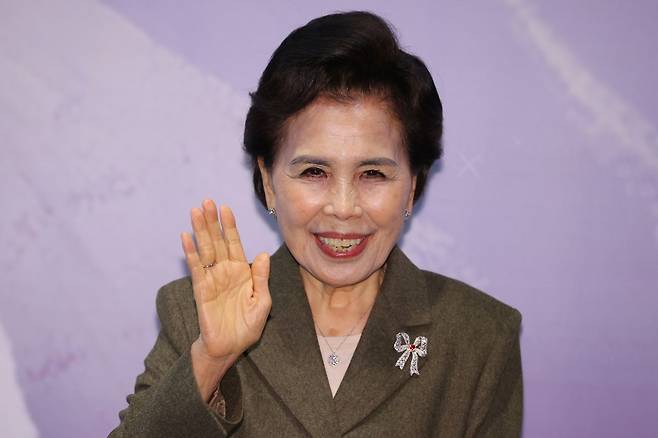 가수 이미자가 지난 3월 서울 마포구 스탠포드 호텔에서 열린 전통가요 헌정 공연 '맥을 이음' 기자간담회에서 포즈를 취하고 있다. 연합뉴스