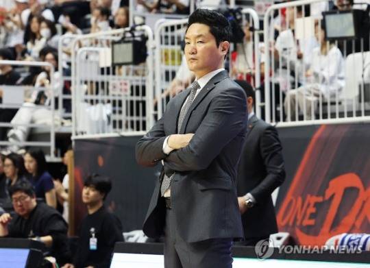 경기 지켜보는 전희철 감독