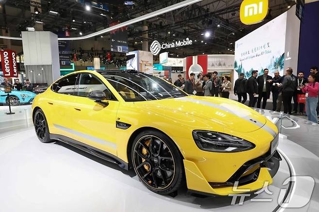 4일(현지시간) 스페인 바르셀로나 피라 그란 비아 전시장에서 열린 ‘모바일 월드 콩그레스(MWC) 2025’에서 샤오미 부스 한가운데 ‘샤오미 SU7울트라’ 전기차가 전시돼 있다. [뉴스원]