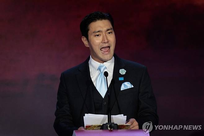 슈퍼주니어 멤버 최시원이 2023년 인도네시아 자카르타에서 아세안(ASEAN·동남아시아국가연합) 정상회의를 앞두고 열린 ‘아세안 비즈니스& 투자 서밋 2023’(ASEAN Business & Investment Summit 2023·ABIS 2023)에서 연설하고 있다. 연합뉴스