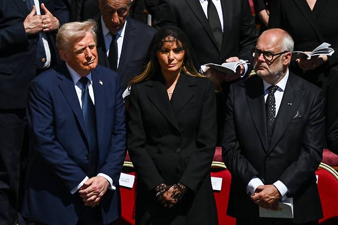 도널드 트럼프 미국 대통령과 부인 멜라니아 여사가 26일(현지시간) 바티칸 성 베드로 광장에서 열린 프란치스코 교황의 장례 미사에 참석하고 있다. [사진 = 로이터 연합뉴스]