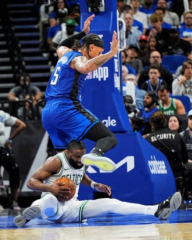 브라운은 “플래그런트 파울이 계속 쌓이고 있다. 알고 있나? 어쩔 수 없다. 우리는 4차전 준비를 잘해야 한다”고 이야기했다. 사진= AP=연합뉴스