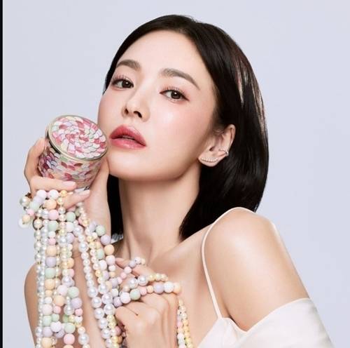 송혜교가 눈부신 진주 미모로 또 한 번 압도했다. 사진=송혜교 SNS