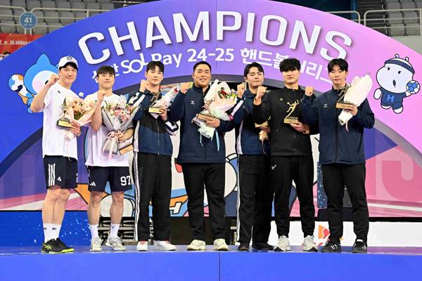 사진 베스트7 수상 선수들(센터백 정의경, 라이트백 김연빈, 레프트윙 오황제, 골키퍼 박재용, 라이트윙 원민준, 피벗 진유성, 레프트백 박광순 왼쪽부터)이 기념사진을 찍고 있다, 사진 제공=한국핸드볼연맹