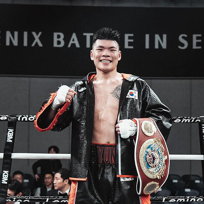 윤덕노가 2024년 11월 도전자로 참가한 세계복싱기구 아시아태평양 슈퍼미들급 타이틀매치 승리를 통해 챔피언 자리를 되찾은 서울특별시 섬유센터 이벤트홀에서 기념 촬영을 하고 있다. 사진=더원 프로모션