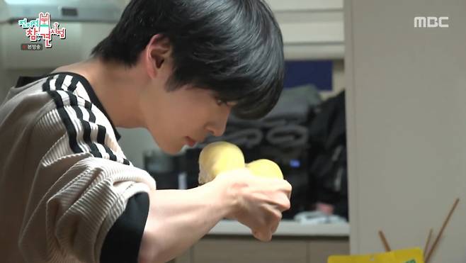 두리안 냄새를 맡는 한빈. /사진=MBC '전지적 참견 시점' 캡처