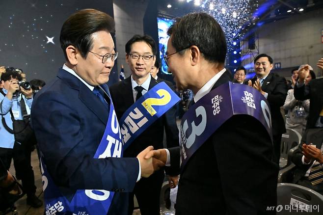 (고양=뉴스1) 안은나 기자 = 21대 대선 더불어민주당 후보로 선출된 이재명 후보가 27일 경기 고양시 킨텍스에서 열린 수도권·강원·제주 합동연설회에서 수락연설을 하기 전 김동연 경선 후보와 악수하고 있다.가운데는 김경수 경선 후보.(공동취재) 2025.4.27/뉴스1  Copyright (C) 뉴스1. All rights reserved. 무단 전재 및 재배포,  AI학습 이용 금지. /사진=(고양=뉴스1) 안은나 기자