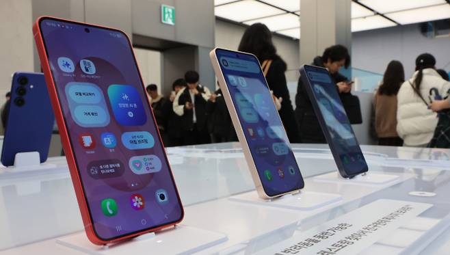 삼성전자의 스마트폰 갤럭시S25 엣지의 가격이 유출됐다. 지난 2월28일 서울 서초구 삼성스토어 강남점 갤럭시 스튜디오에서 방문객들이 갤럭시 S25 시리즈를 살펴보고 있다. /사진=뉴시스