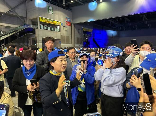 서영교 의원(더불어민주당)이 음악에 맞춰 즉흥적으로 율동에 나서자 곳곳에서 환호성이 터져 나왔다./사진=김성아 기자