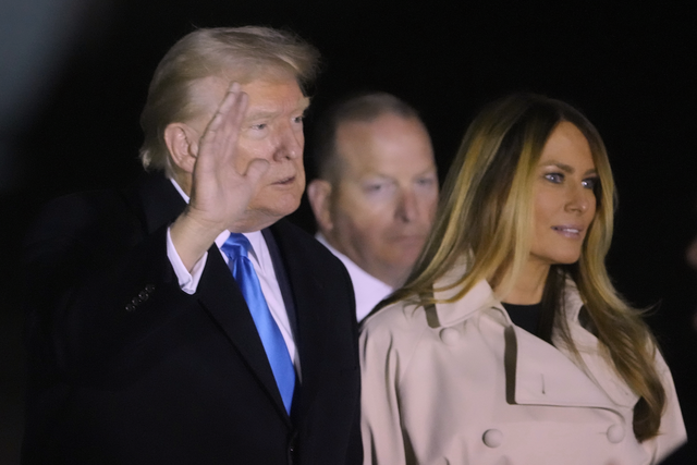 도널드 트럼프 미국 대통령이 25일 프란치스코 교황 장례식에 참석하기 위해 이탈리아 로마로 이동하기 위해 전용기 에어포스원에 탑승하기 전 손을 들고 있다. 연합뉴스