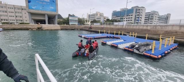 구조되는 고무보트 이용객들.  부산해양경찰서