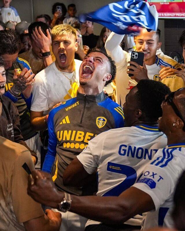 리즈 유나이티드가 2년만에 다시 프리미어로 승격했다. 선수들이 환호하고 있다./소셜미디어