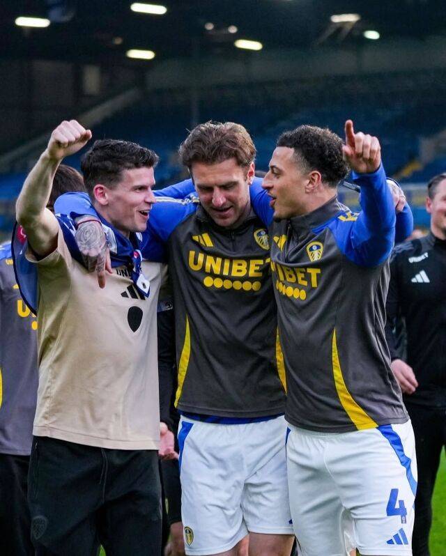 리즈 유나이티드 선수들이 2년만에 다시 프리미어로 승격한 기쁨을 표현하고 있다./소셜미디어