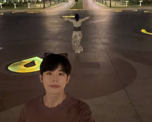 에일리가 길거리를 뛰어다니고 그 모습을 최시훈이 카메라에 담고 있다. / 최시훈 소셜미디어 캡처