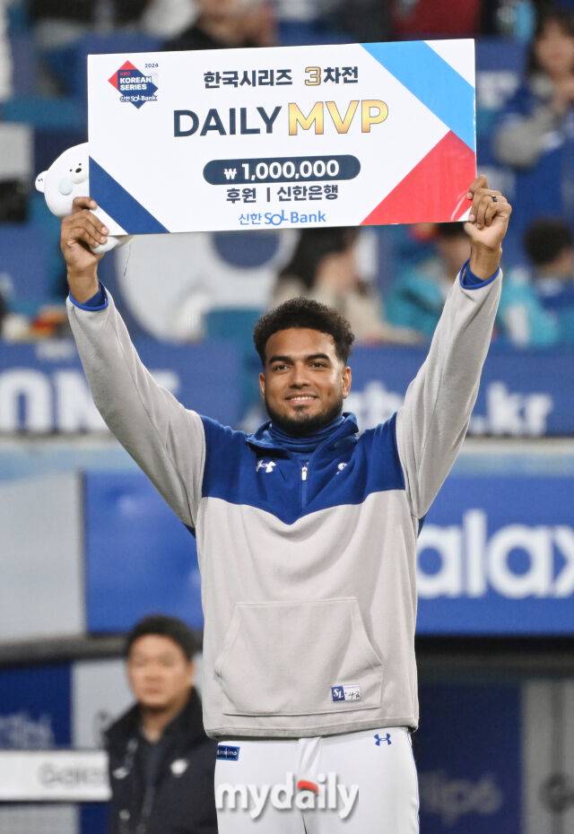 25일 오후 대구광역시 연호동 대구삼성라이온즈파크에서 진행된 '2024 프로야구 KBO리그 포스트시즌' 한국시리즈 3차전 삼성라이온즈와 KIA타이거즈의 경기. 삼성이 4-2로 승리한 뒤 레예스가 데일리MVP로 선정되고 있다./마이데일리