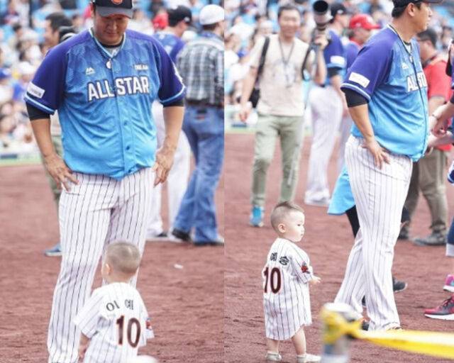 이예승이 아빠를 따라 그라운드에 서 있다. / 온라인 커뮤니티 캡처