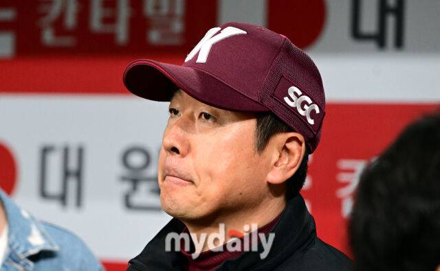 2025년 4월 23일 오후 서울 고척스카이돔에 진행된 '2025 신한 SOL뱅크 KBO 리그' 두산 베어스와 키움 히어로즈의 경기. 키움 홍원기 감독이 취재진의 질문에 답하고 있다./마이데일리