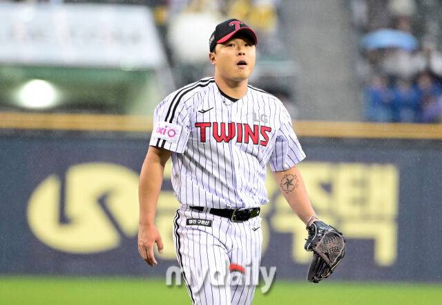 2025년 4월 12일 오후 서울 잠실구장에서 진행된 '2025 신한 SOL뱅크 KBO 리그' 두산 베어스와 LG 트윈스의 경기. LG 이지강이 8회초 1사 1루서 구원등판해 두산 양의지와 추재현을 연속 삼진으로 처리한 뒤 더그아웃으로 들어가고 있다./마이데일리