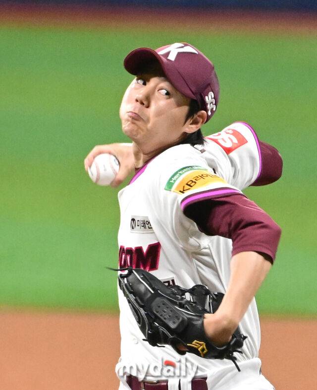 2025년 4월 22일 오후 서울 고척스카이돔에 진행된 '2025 신한 SOL뱅크 KBO 리그' 두산 베어스와 키움 히어로즈의 경기. 키움 선발투수 하영민이 역투하고 있다./마이데일리