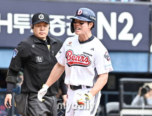 27일 오후 서울 잠실야구장에서 진행된 '2025 프로야구 KBO리그' 두산 베어스와 롯데 자이언츠의 경기. 두산 오명진이 4회말 1사 만루서 만루홈런을 터뜨린뒤 홈을 밟고 있다./잠실=송일섭 기자