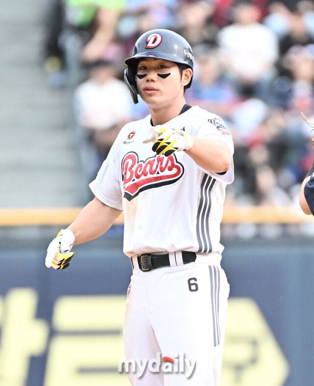 27일 오후 서울 잠실야구장에서 진행된 '2025 프로야구 KBO리그' 두산 베어스와 롯데 자이언츠의 경기. 두산 오명진이 7회말 2사 만루서 2타점 적시타를 터뜨린 뒤 환호하고 있다./잠실=송일섭 기자